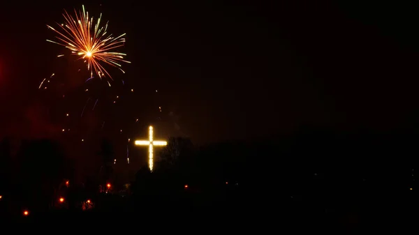 Feux d'artifice colorés pendant la nuit de vacances — Photo