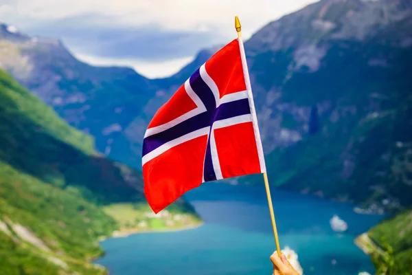 Bandera de Noruega y Geiranger fiordo paisaje — Foto de Stock
