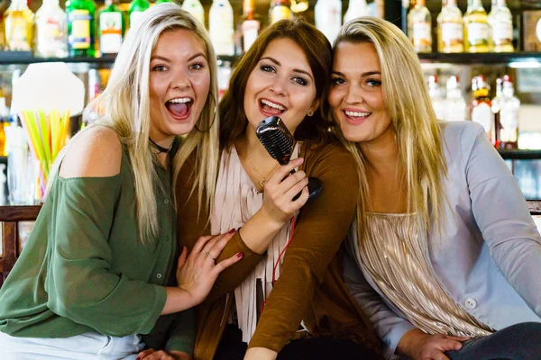Barda karaoke söyleyen kadınlar — Stok fotoğraf