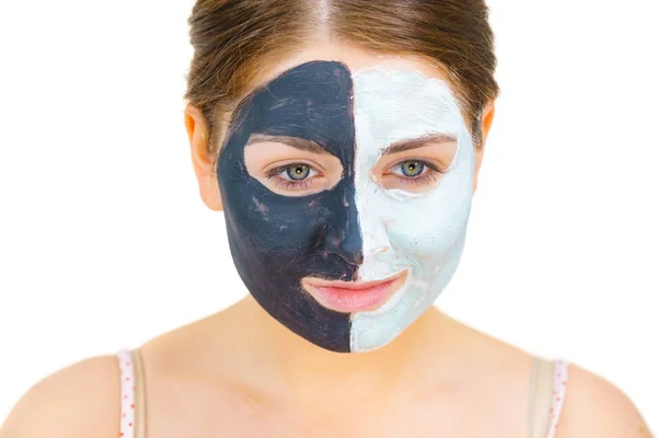 Meisje met zwart witte modder masker op gezicht — Stockfoto