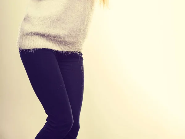 Pernas de mulher em calças pretas e jumper peludo — Fotografia de Stock