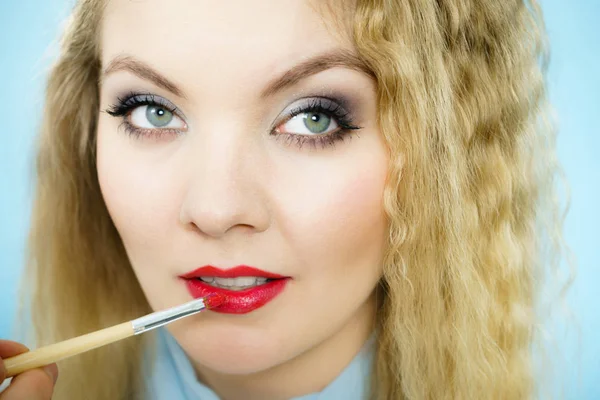 La aplicación de lápiz labial en los labios modelo de moda — Foto de Stock