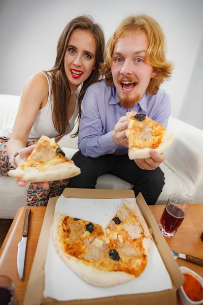 Lustiges Paar isst Pizza — Stockfoto