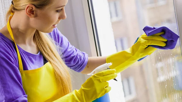 Girl cleaning window at home — Stock Photo, Image