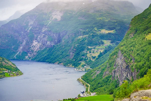 Fjord Geirangerfjord op bewolkte dag, Noorwegen. — Stockfoto