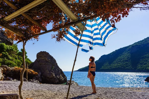 Mujer en la playa disfrutando de vacaciones —  Fotos de Stock