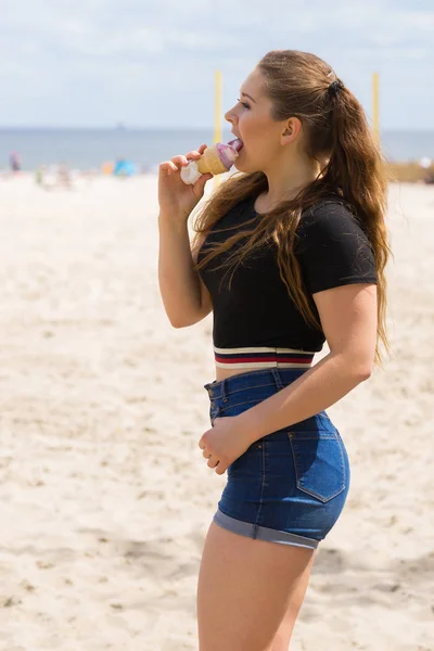 Молода жінка їсть морозиво — стокове фото