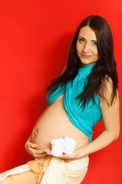 성인 여 자가 그녀의 임신 배꼽을 보여주는 — 스톡 사진