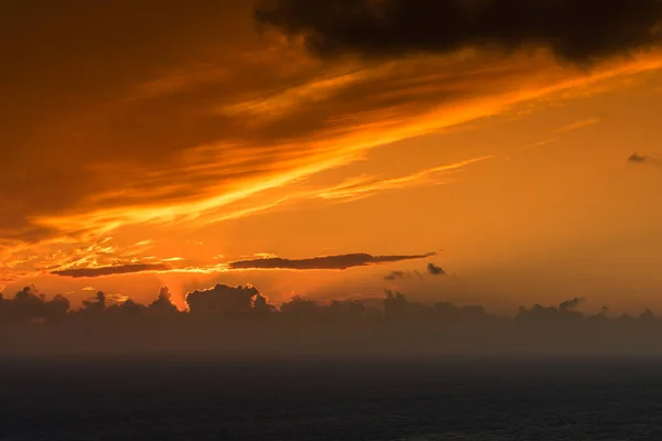 Solnedgång över havet ytbehandlar — Stockfoto