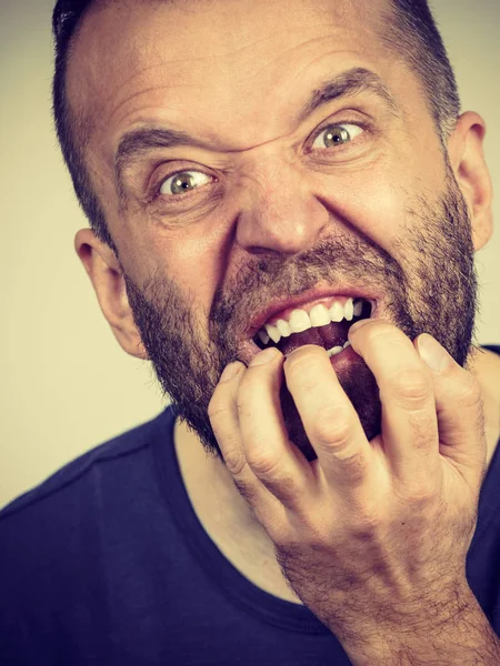 Muž okusovat nehty — Stock fotografie