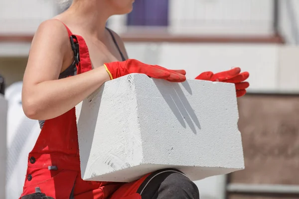 Mulher trabalhando com tijolos de ar — Fotografia de Stock