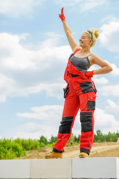 Ruptura del constructor femenino en obra — Foto de Stock