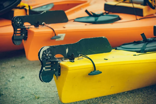 Kayaks en la orilla del agua . — Foto de Stock