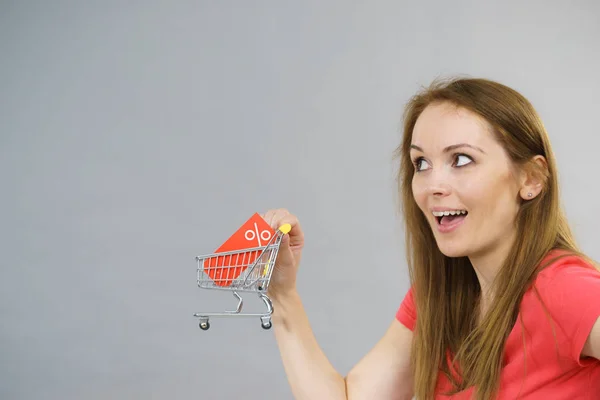 Chica con carrito de compras y etiqueta de venta . — Foto de Stock