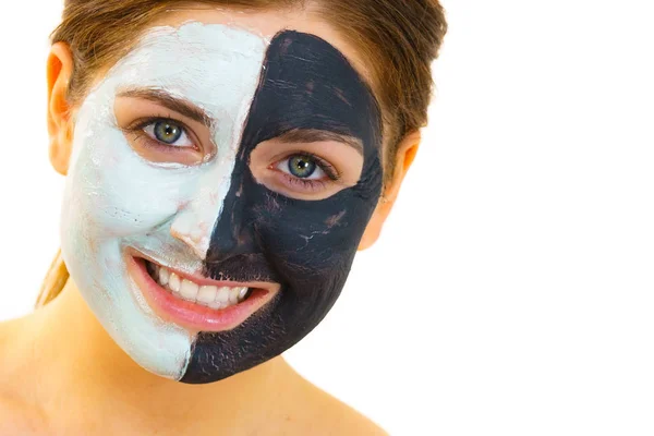 Chica con máscara de barro blanco negro en la cara —  Fotos de Stock