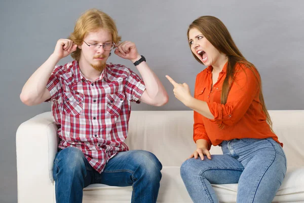 Hombre y mujer peleando — Foto de Stock