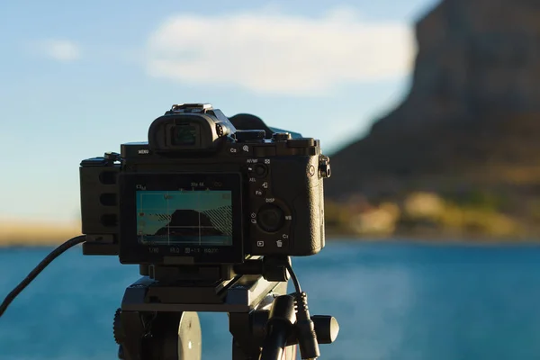 Kamera na stativu a na ostrově Monemvasia — Stock fotografie