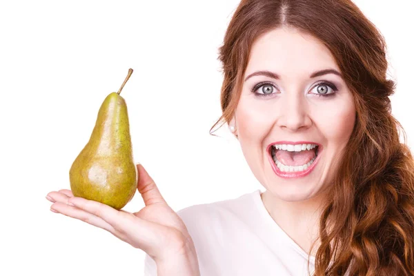 Mulher com fruta de pêra, isolada. Dieta saudável . — Fotografia de Stock