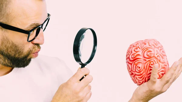 Hombre mirando el cerebro humano —  Fotos de Stock