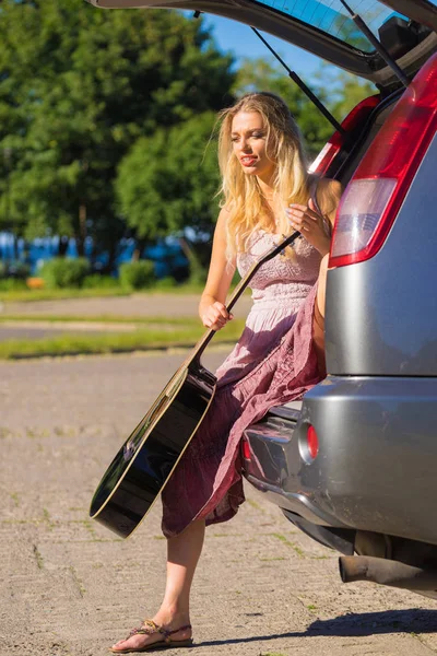 Hippie woman with guitar in van car — Stock Photo, Image