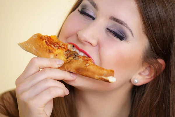 Close up de mulher comendo pizza — Fotografia de Stock