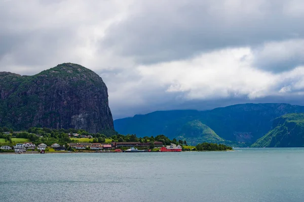 Landschap van de fjord in Noorwegen — Stockfoto