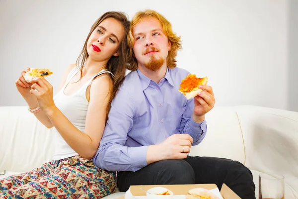 Couple manger une pizza — Photo