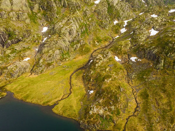 Vista aérea. Lago en las montañas Noruega — Foto de Stock