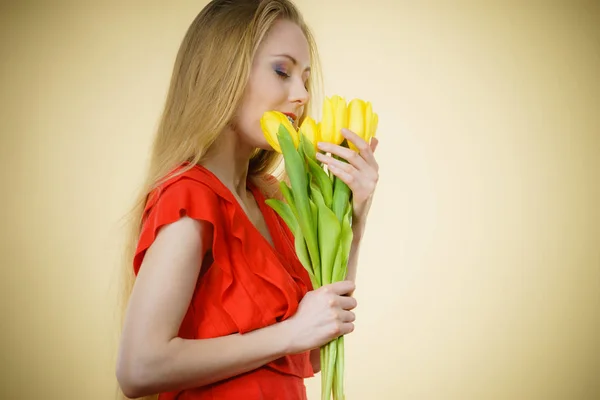 Jolie femme avec bouquet de tulipes jaunes — Photo