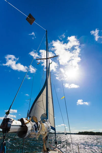 Яхтинг на вітрильному човні під час сонячної погоди — стокове фото