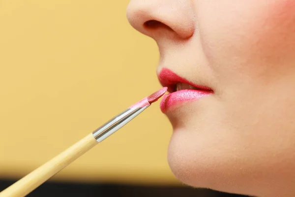 Primer plano mujer conseguir maquillaje, labios — Foto de Stock