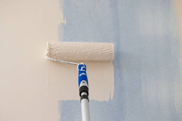 Persona que aplica pintura en la pared — Foto de Stock