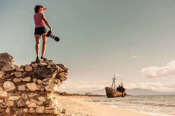 Toeristische foto nemen op strand kust — Stockfoto