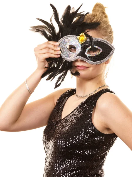 Mysterieuze vrouw dragen carnaval masker — Stockfoto