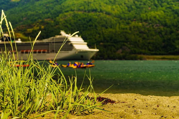 Fiordo con kayak e nave da crociera Flam, Norvegia — Foto Stock