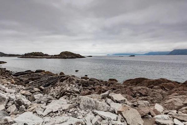Côte rocheuse. Paysage des îles Lofoten, Norvège — Photo