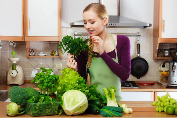 녹색 야채와 함께 부엌에서 여자 주부 — 스톡 사진