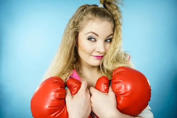 Menina engraçada com luvas vermelhas jogando boxe esportes — Fotografia de Stock