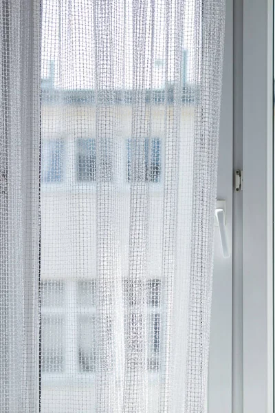 Homem com binóculos a espiar vizinhos — Fotografia de Stock
