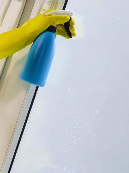 Person spraying window cleaning detergent — Stock Photo, Image