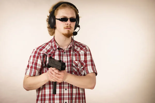 Gamer uomo tiro da pistola — Foto Stock