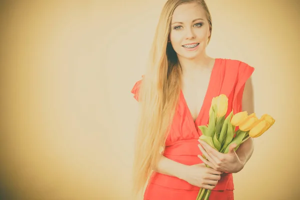 Pretty woman with yellow tulips bunch — Stock Photo, Image