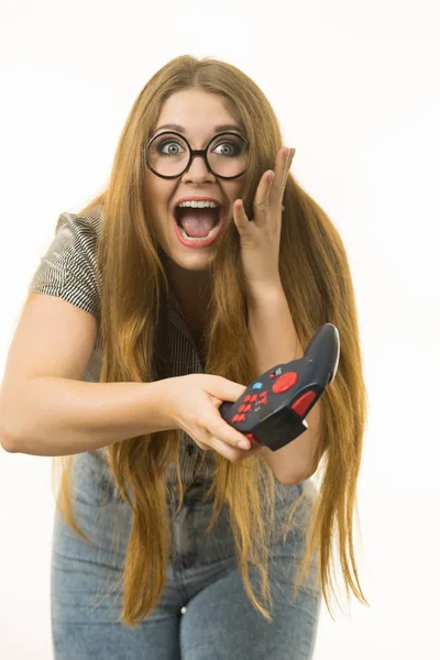 Gamer mujer sosteniendo juego pad — Foto de Stock