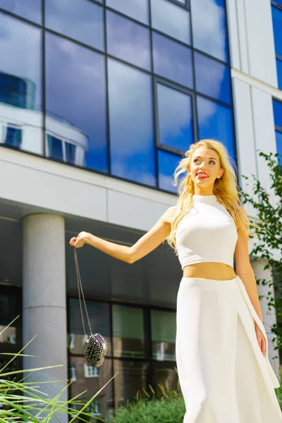 Vrolijke trendy vrouw in stad — Stockfoto