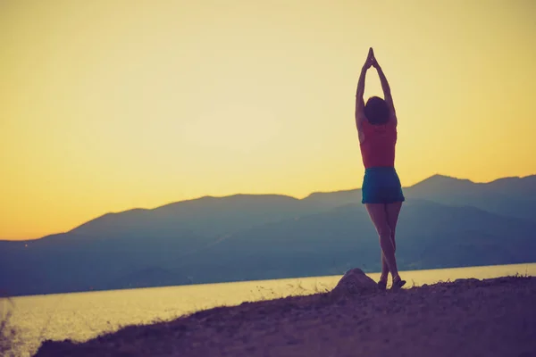 Woman relaxing on coastline — Stock Photo, Image