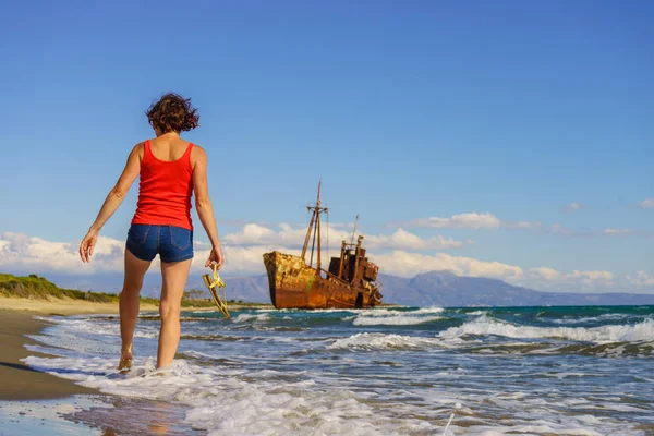 Donna turistica sulla spiaggia godendo di vacanza — Foto Stock