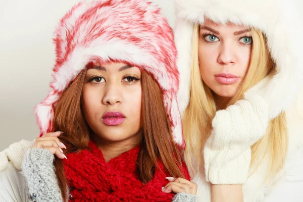 Två tjejer med vinter outfit. — Stockfoto