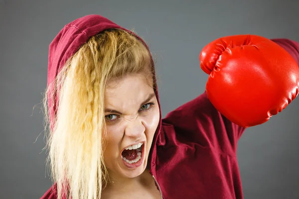 Vred kvinde iført boksehandsker - Stock-foto