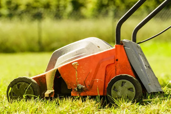 ガーデニング。芝刈り機が付いている芝生を刈る — ストック写真