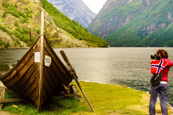Turista com câmera perto do velho barco viking, Noruega — Fotografia de Stock